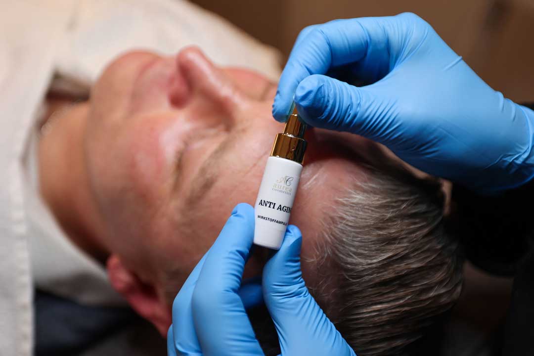 Anti-Aging Ampulle wird auf Männer-und Frauenhaut aufgetragen bei Haut Couture in Lüchow-Dannenberg (Wendland)